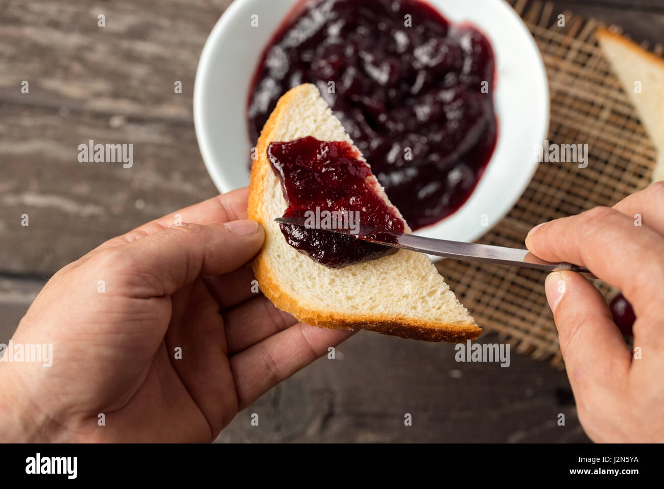 Préparer le petit-déjeuner de confiture de cerise sur toast Banque D'Images
