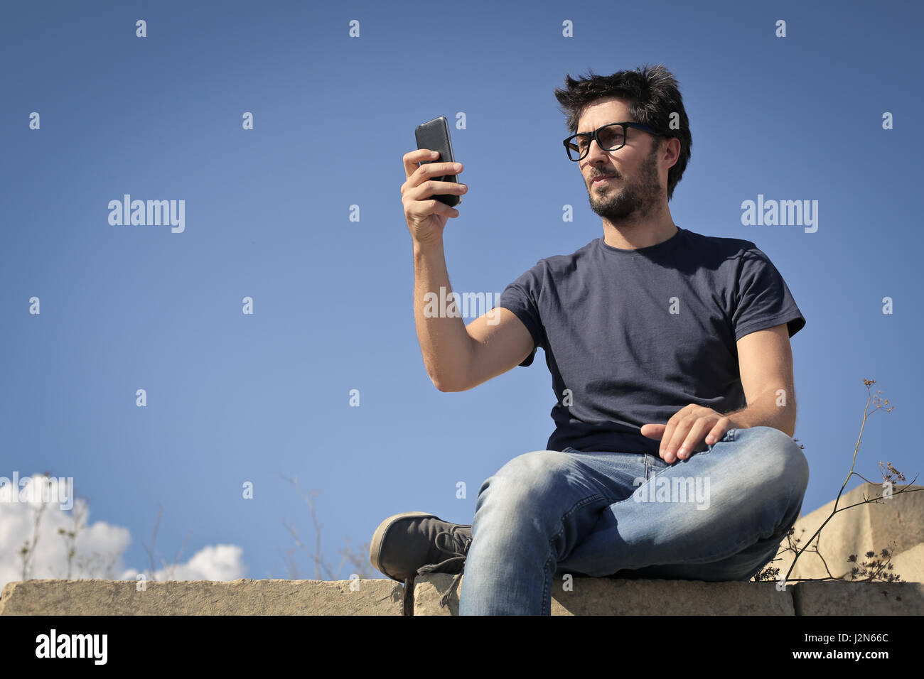 Homme barbu avec téléphone Banque D'Images