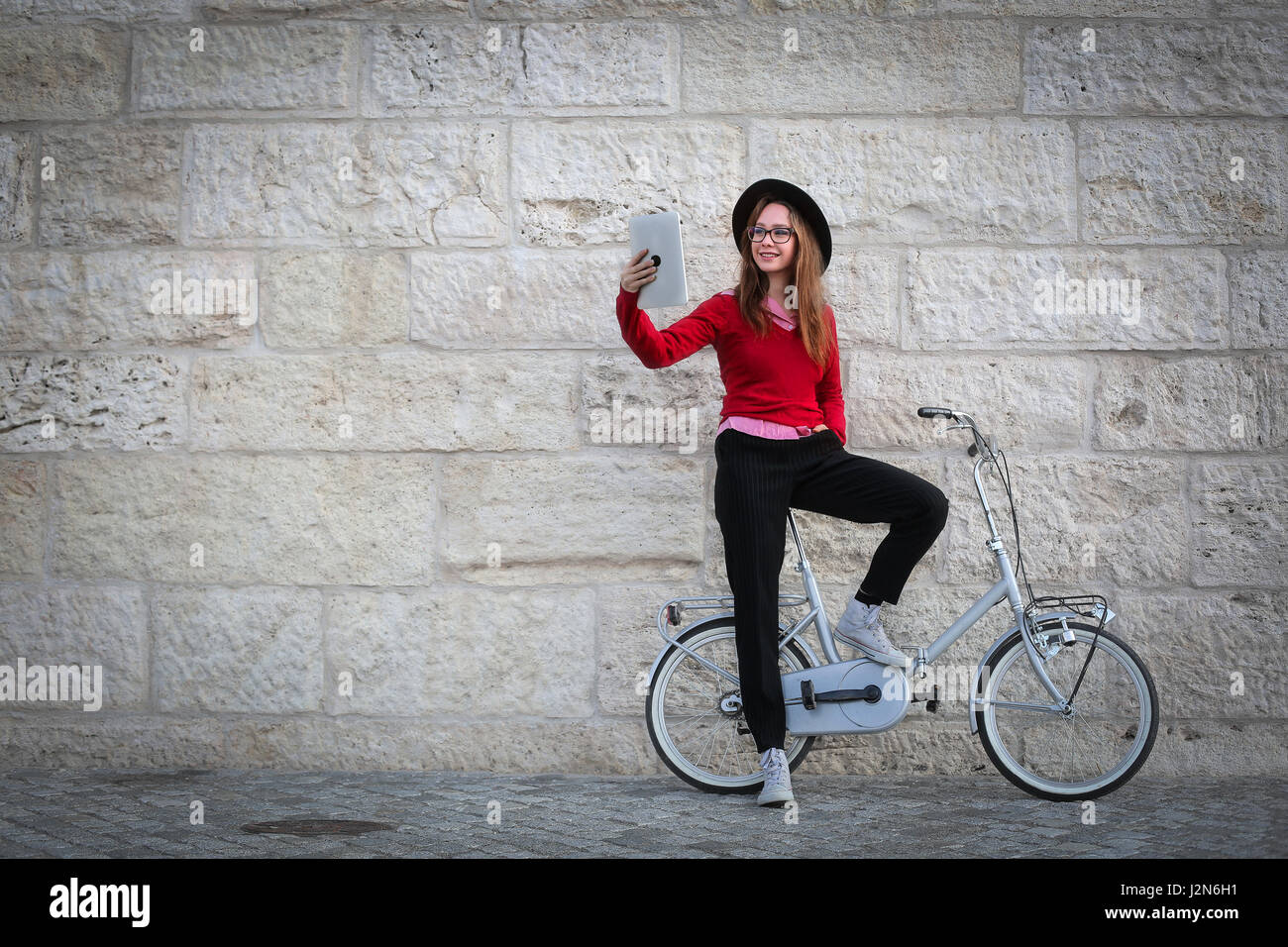 Femme avec tablette et vélo Banque D'Images