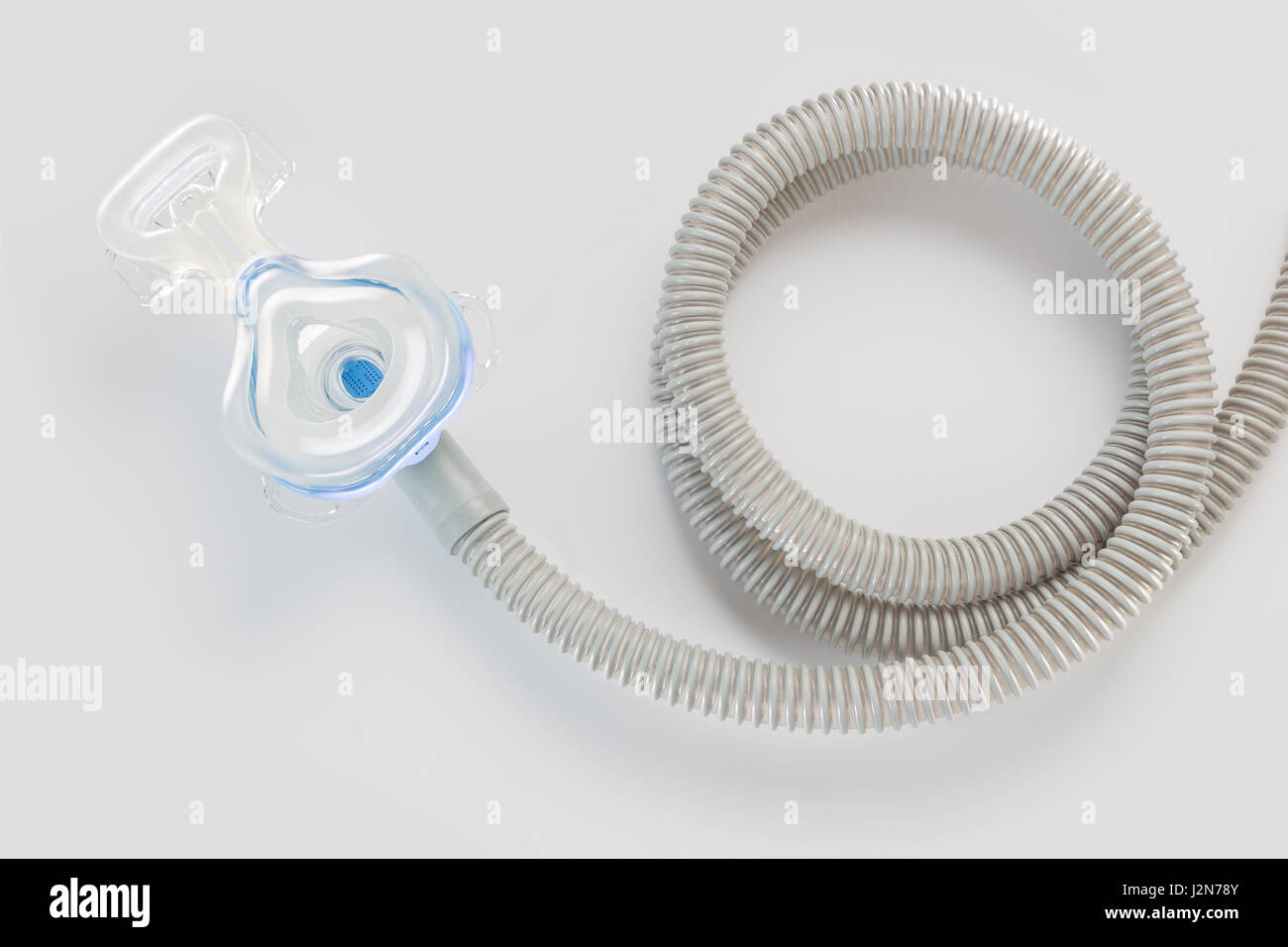 Masque CPAP et flexible sur fond blanc avec ombre portée, à utiliser avec votre appareil CPAP pour les personnes souffrant d'apnée du sommeil Banque D'Images