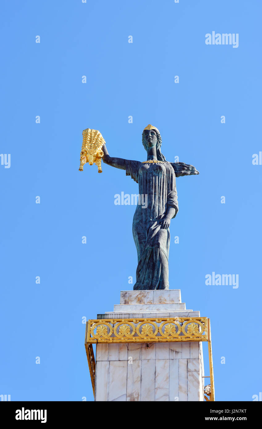 Batumi, Géorgie - 03 octobre, 2016 : Statue de Medea sur fond de ciel bleu en Europe Square Banque D'Images