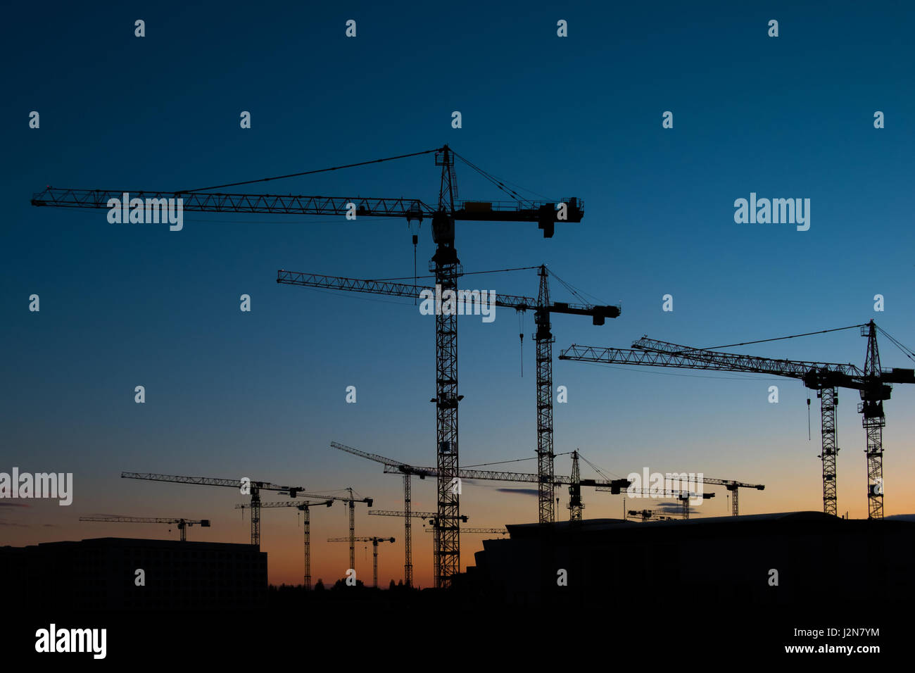 De nombreuses grues de construction sur sunset sky crane - skyline silhouette Banque D'Images