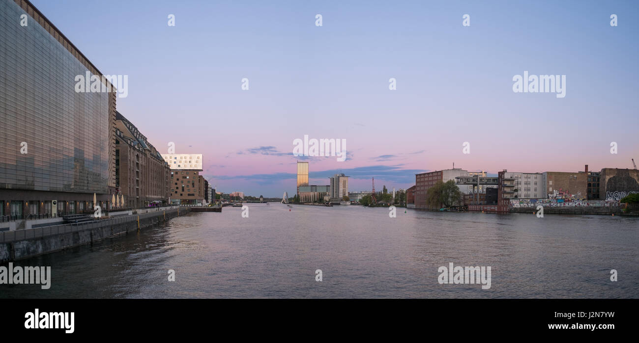 Toits de Berlin, spree panorama, bateaux et sunset sky Banque D'Images