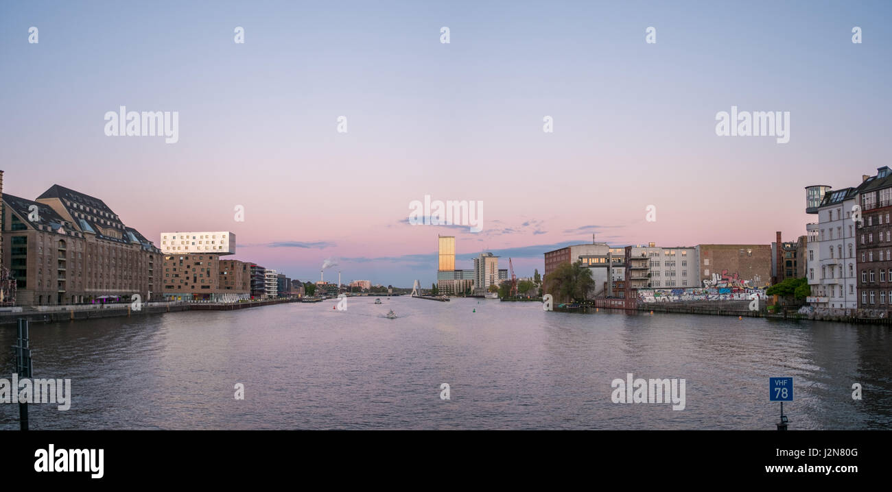 Toits de Berlin, spree panorama, bateaux et sunset sky Banque D'Images
