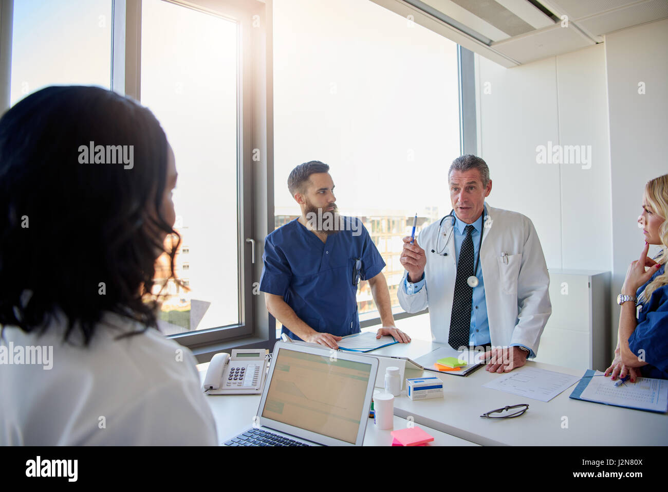 Équipe de médecins à discuter et à parler au cours de la réunion dans une clinique. Banque D'Images