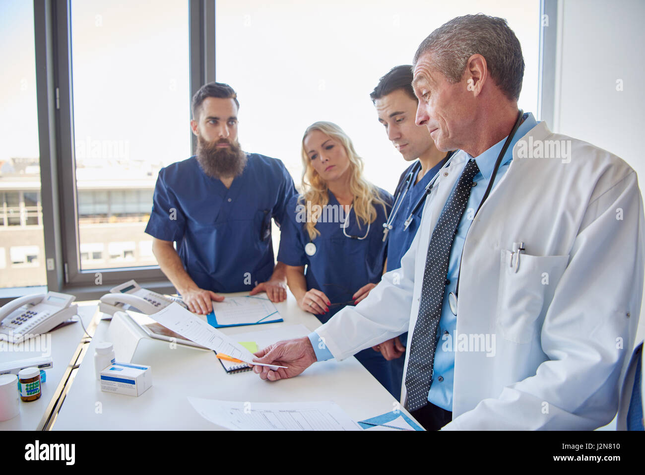 Les médecins de poser un diagnostic et à la recherche par les journaux dans un hôpital. Banque D'Images