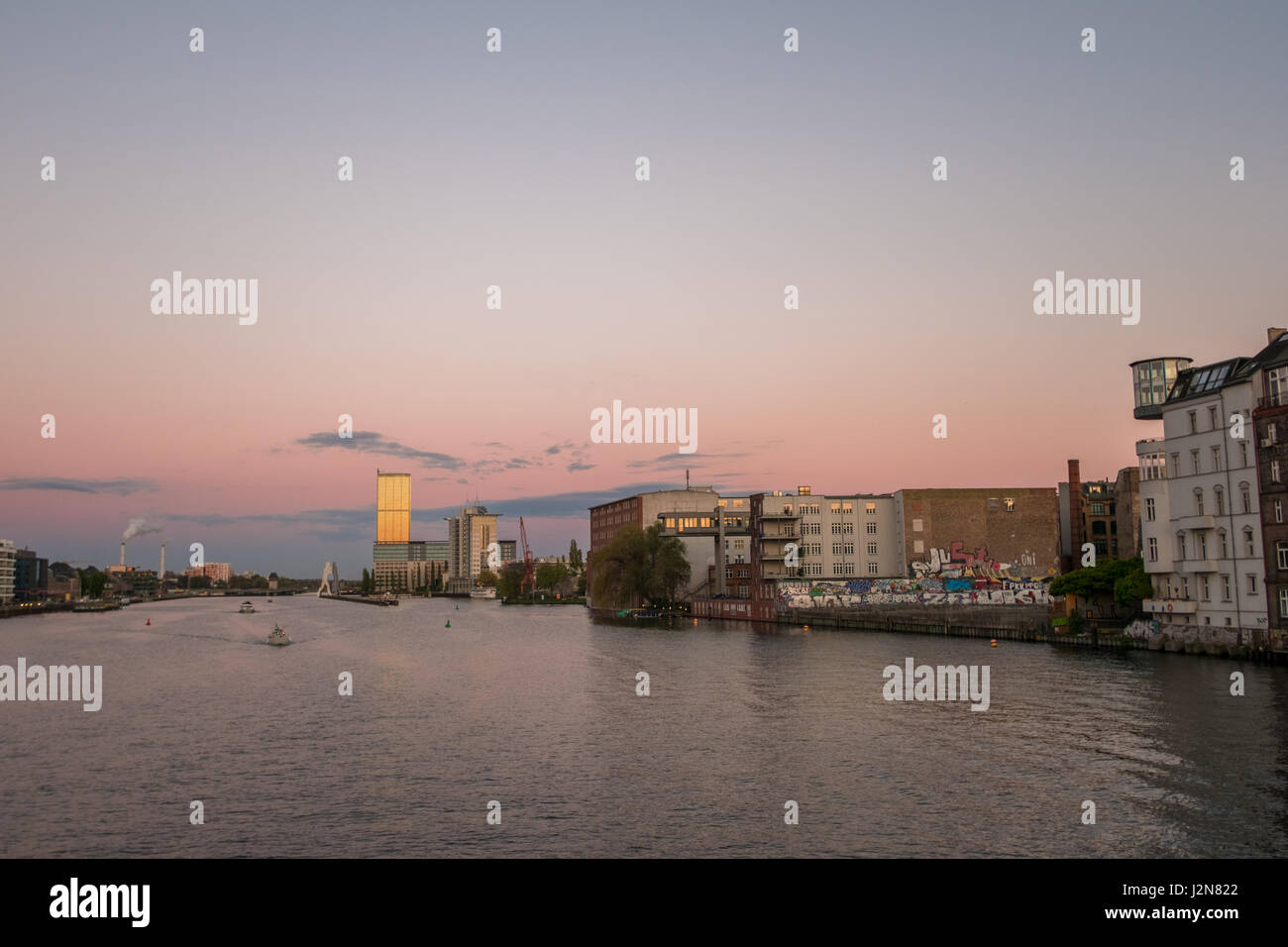 Bateaux sur la rivière Spree pendant le coucher du soleil - toits de Berlin Banque D'Images