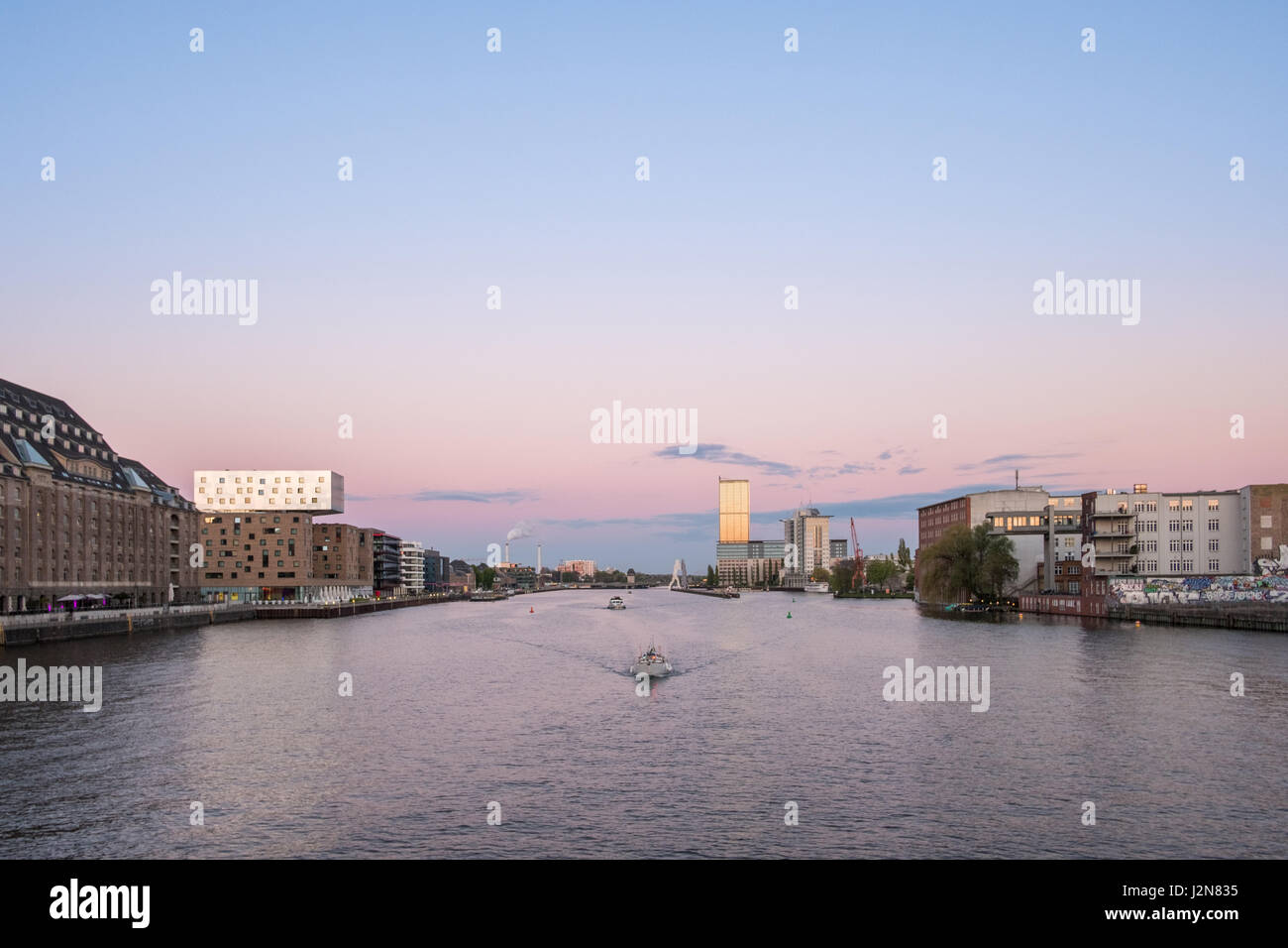 Toits de Berlin, spree panorama, bateaux et sunset sky Banque D'Images