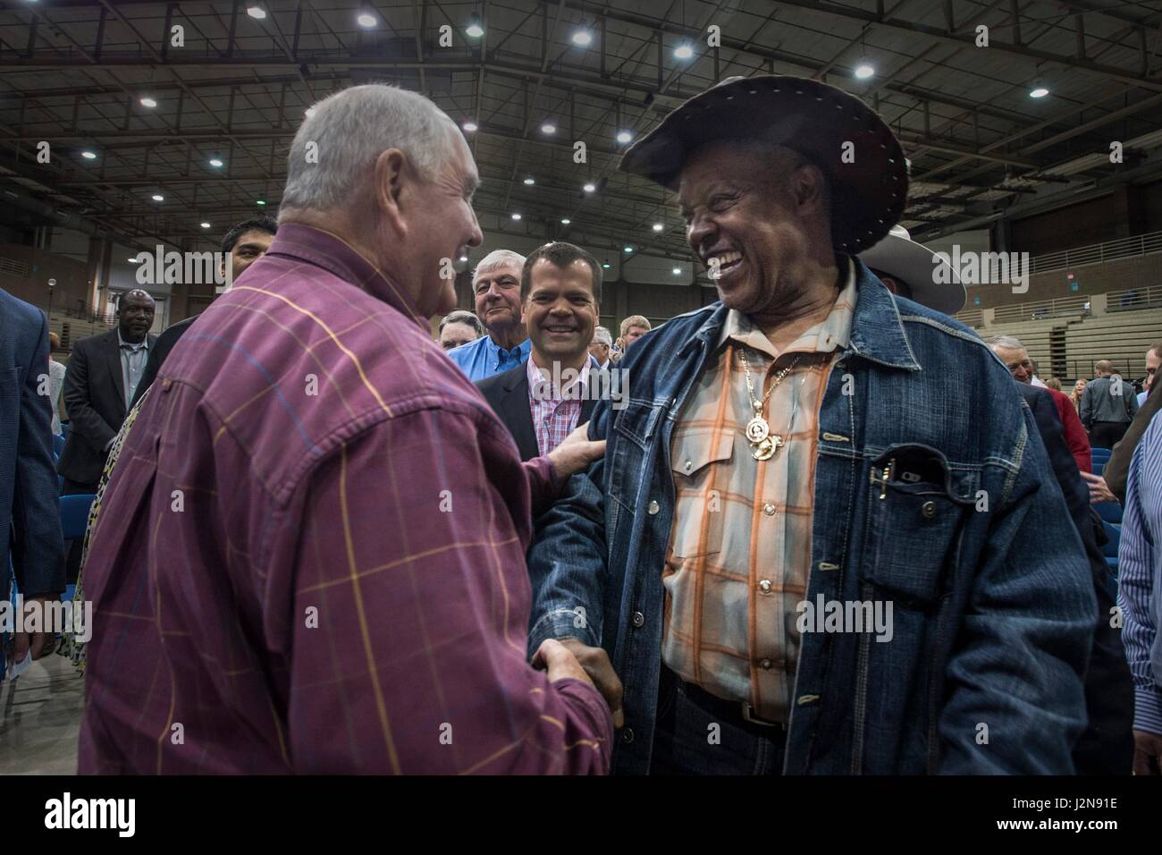 Le Secrétaire à l'Agriculture des États-Unis Sonny Perdue s'entretient avec les agriculteurs et les éleveurs à l'American Royal suite à une réunion publique le 28 avril 2017 à Kansas City, Missouri. L'American Royal est une foire annuelle et le rodéo a tenu depuis 1899. Banque D'Images