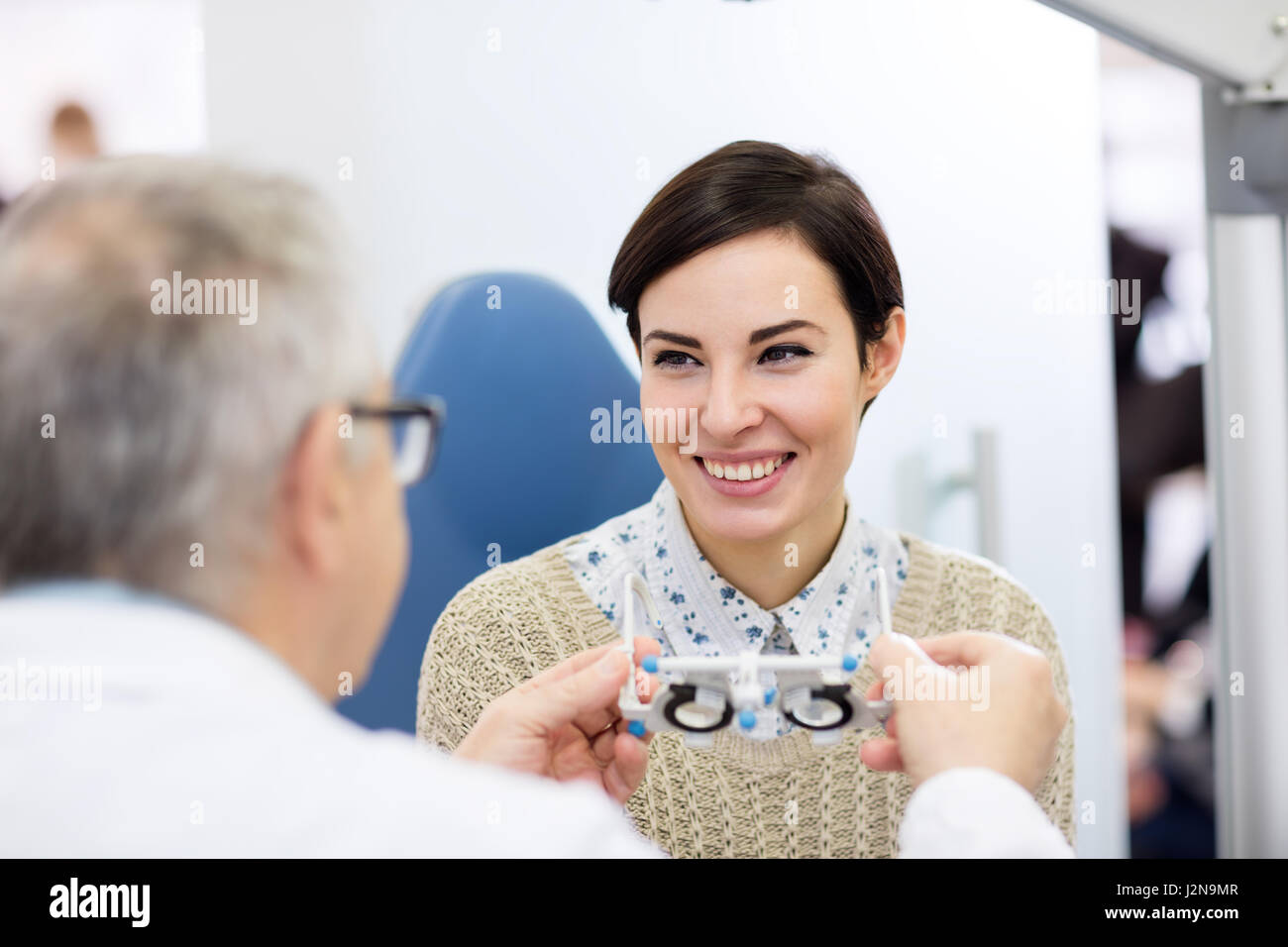 Jolie fille à l'ophtalmologiste sur eye Banque D'Images