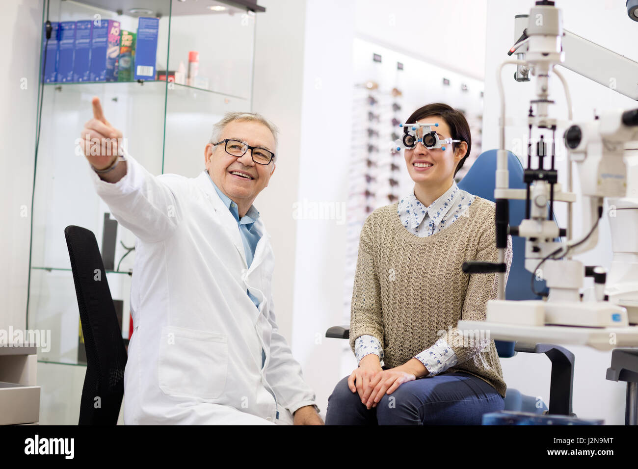 Ophtalmologiste principal à l'œuvre dans eye clinic Banque D'Images