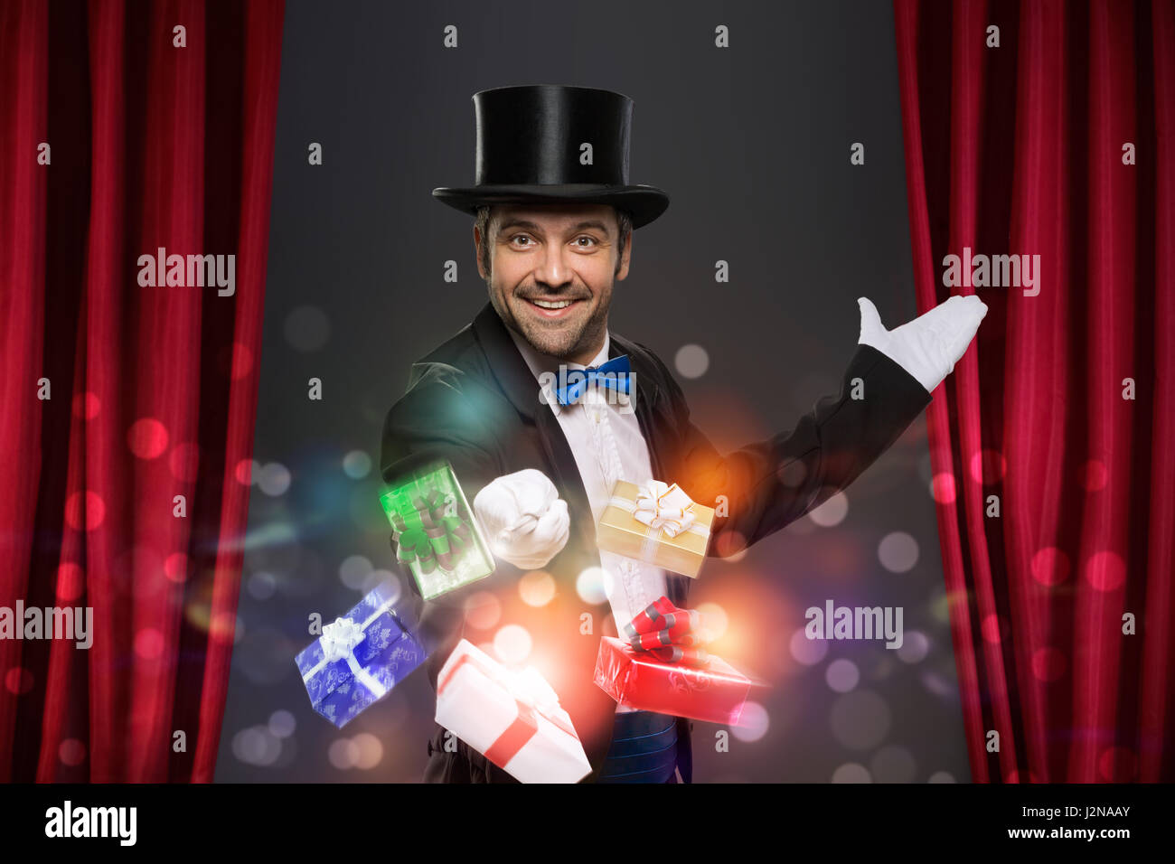 Cheerful magicien exécute le truc avec boîte magique Banque D'Images