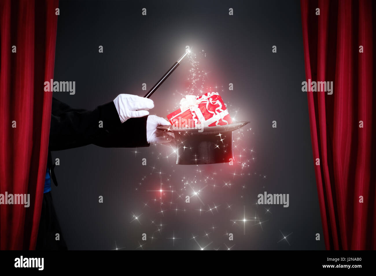 Magicien part avec baguette magique qui sort de Noël cadeau de Noël, Banque D'Images