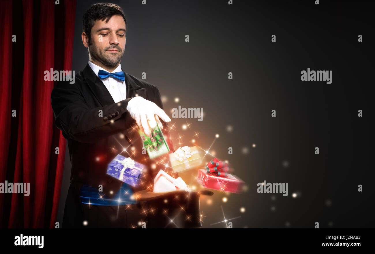 Magicien avec Noël magique fort, effectue le tour Banque D'Images