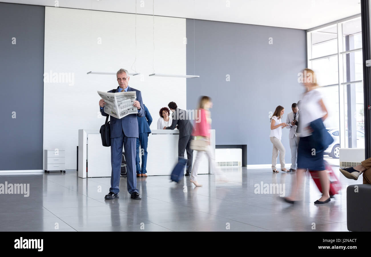 Elegant businessman attendre pour la classe affaires lisse à l'aéroport Banque D'Images