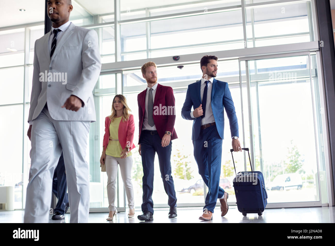 Business people walking in airport Banque D'Images