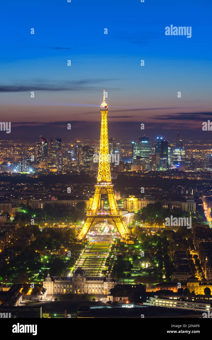 Belle vue sur la Tour Eiffel au cours de lumière au crépuscule, Paris, France Banque D'Images