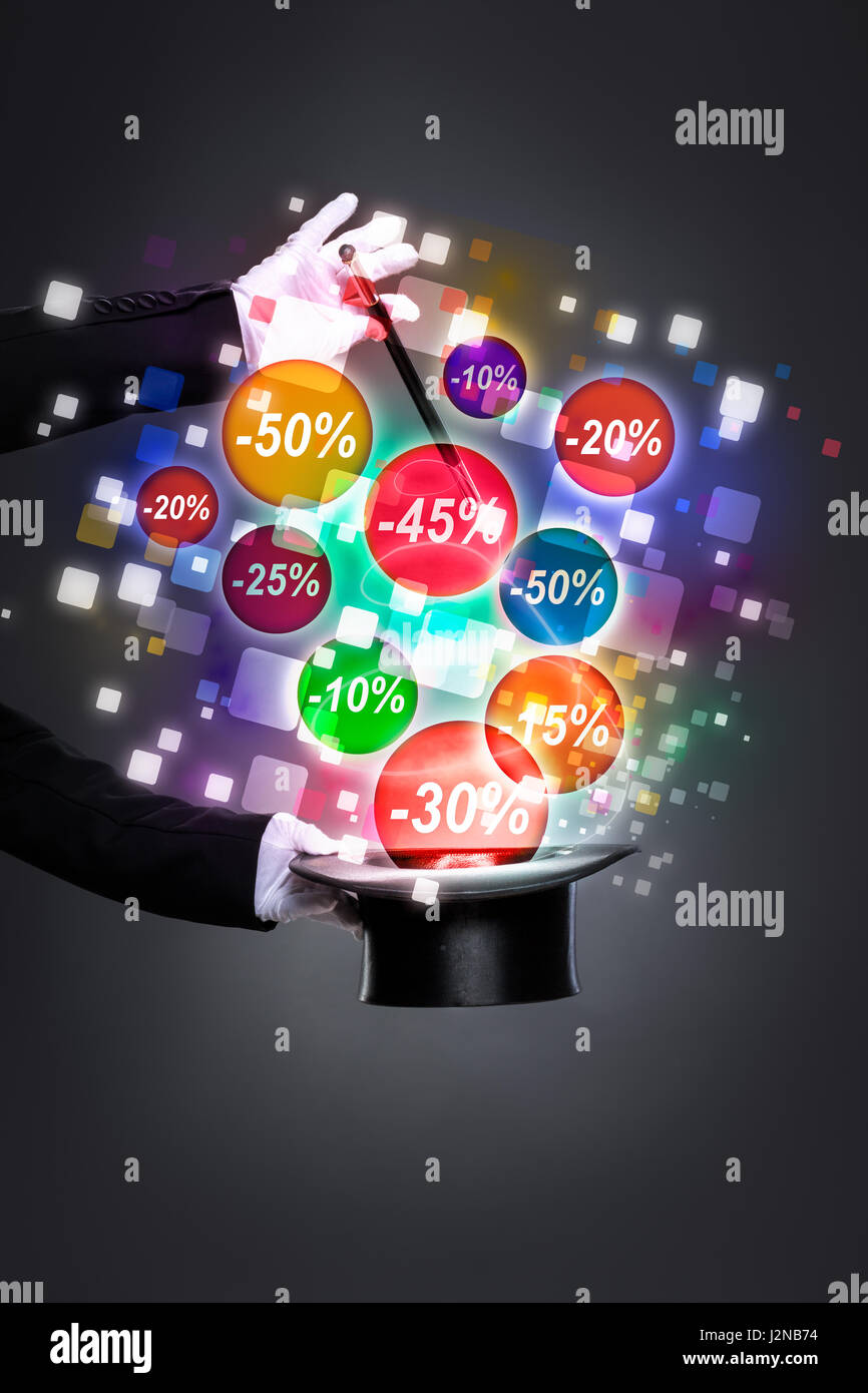 Baguette magique avec des remises battant dans un chapeau Banque D'Images