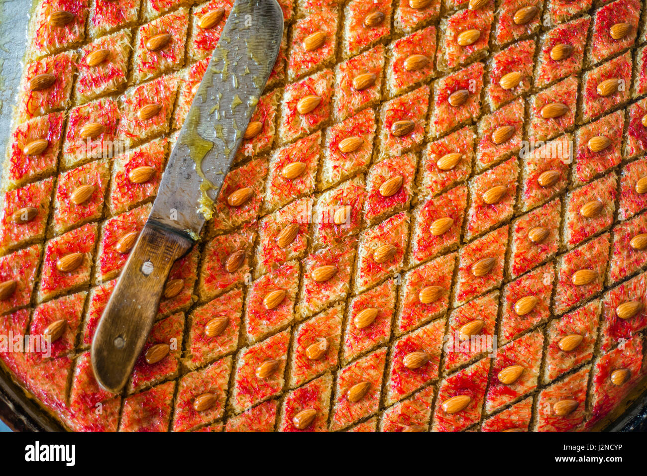 Rustam Hasanov, baklava un maître, prépare la pâte à sa cuisine et shop en même temps à Quba, Azerbaïdjan. Banque D'Images
