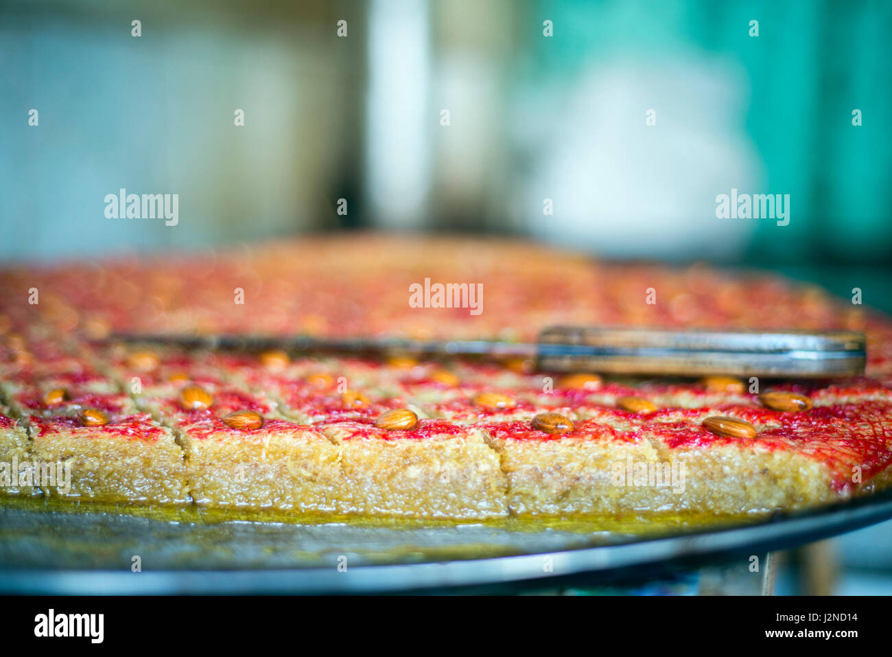 Rustam Hasanov, baklava un maître, prépare la pâte à sa cuisine et shop en même temps à Quba, Azerbaïdjan. Banque D'Images