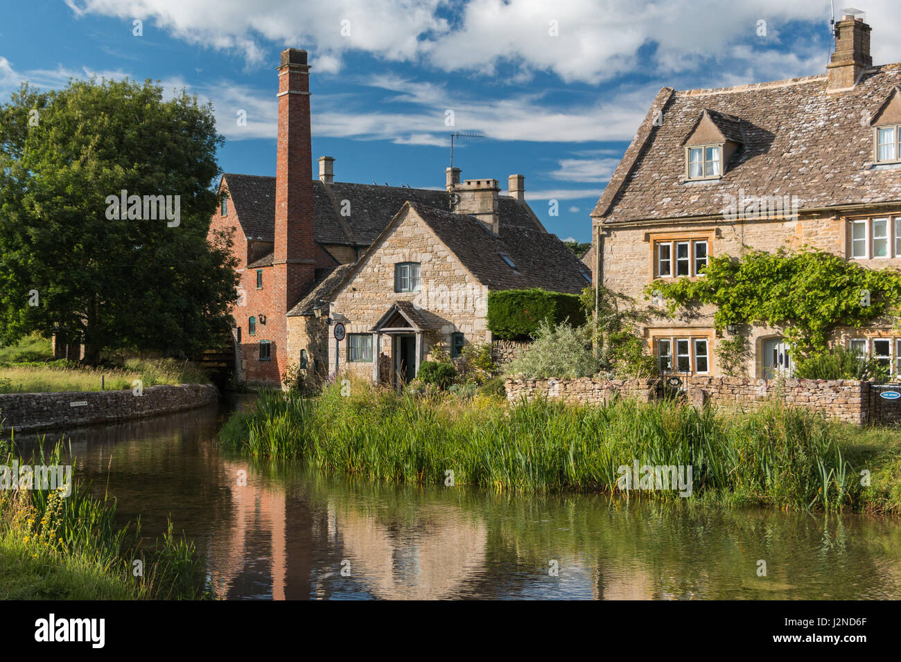 Maisons en pierre sur la rivière Eye à Lower Slaughter dans les Cotswolds Banque D'Images