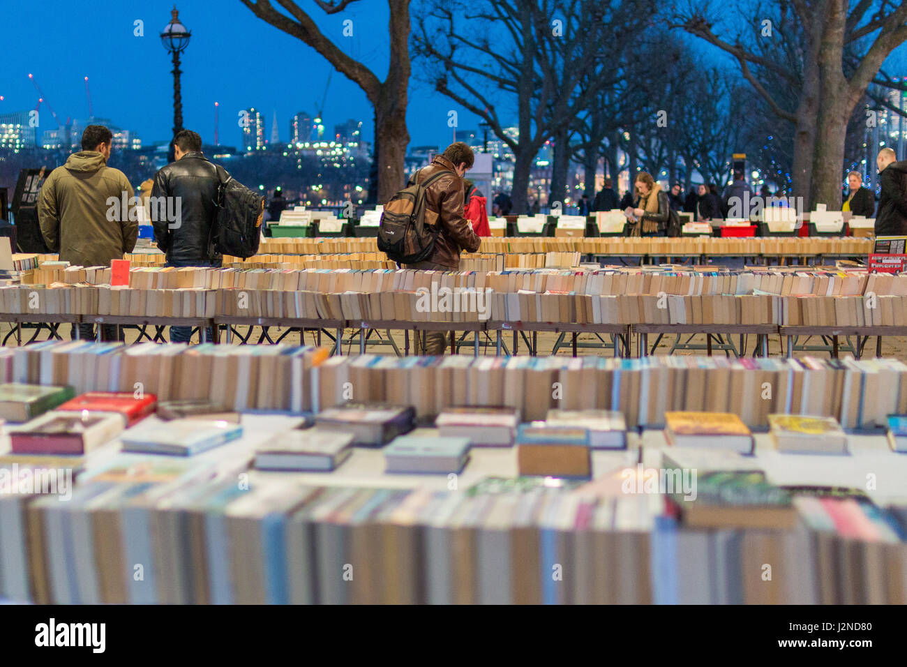 Les gens qui regardent la sélection du marché du livre du Southbank Center Banque D'Images