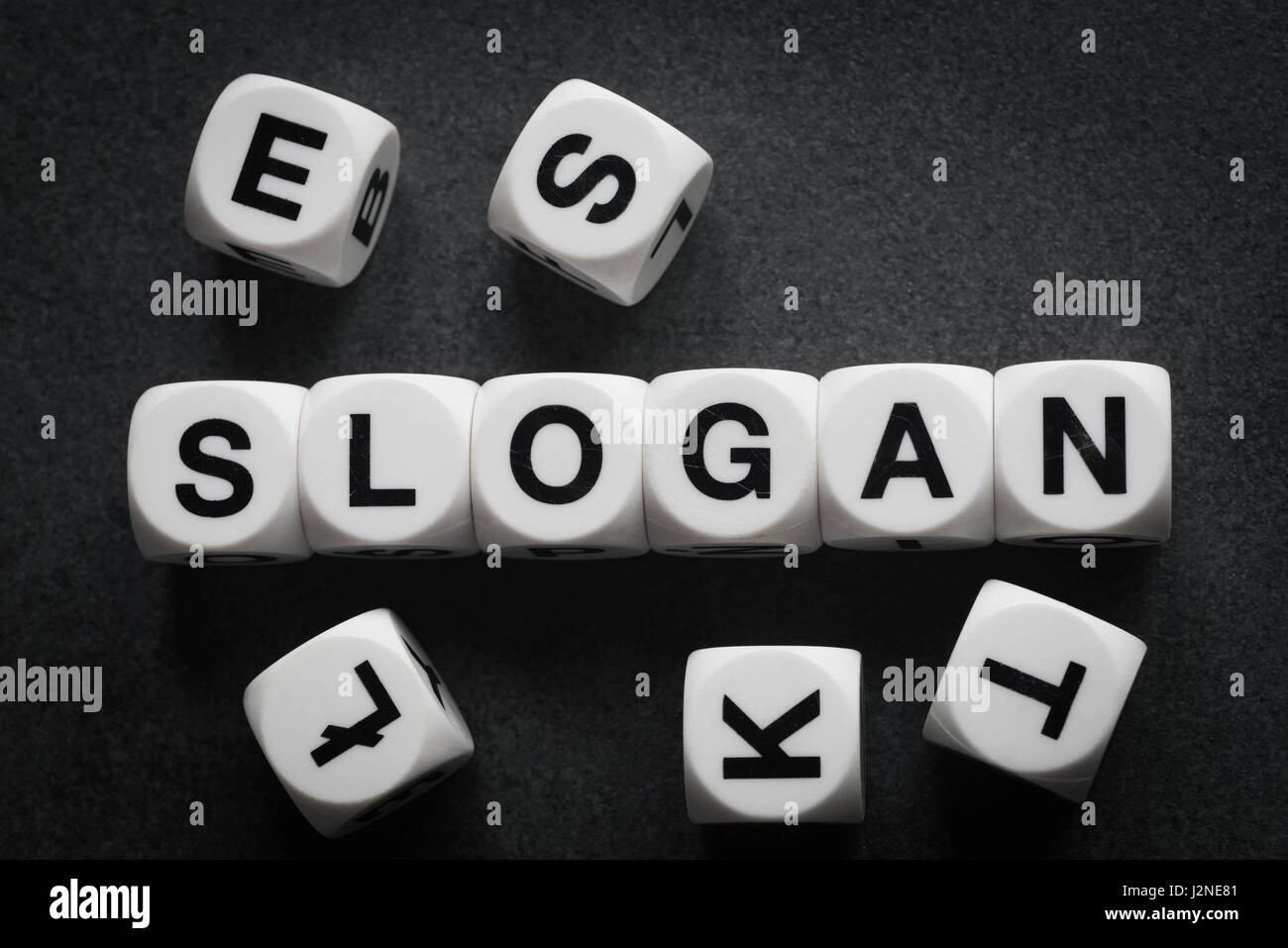 Mot slogan sur white cubes jouet Banque D'Images