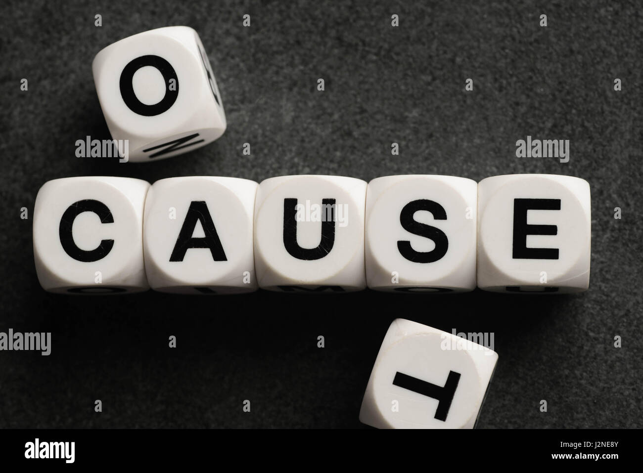 Mot causer sur white cubes jouet Banque D'Images