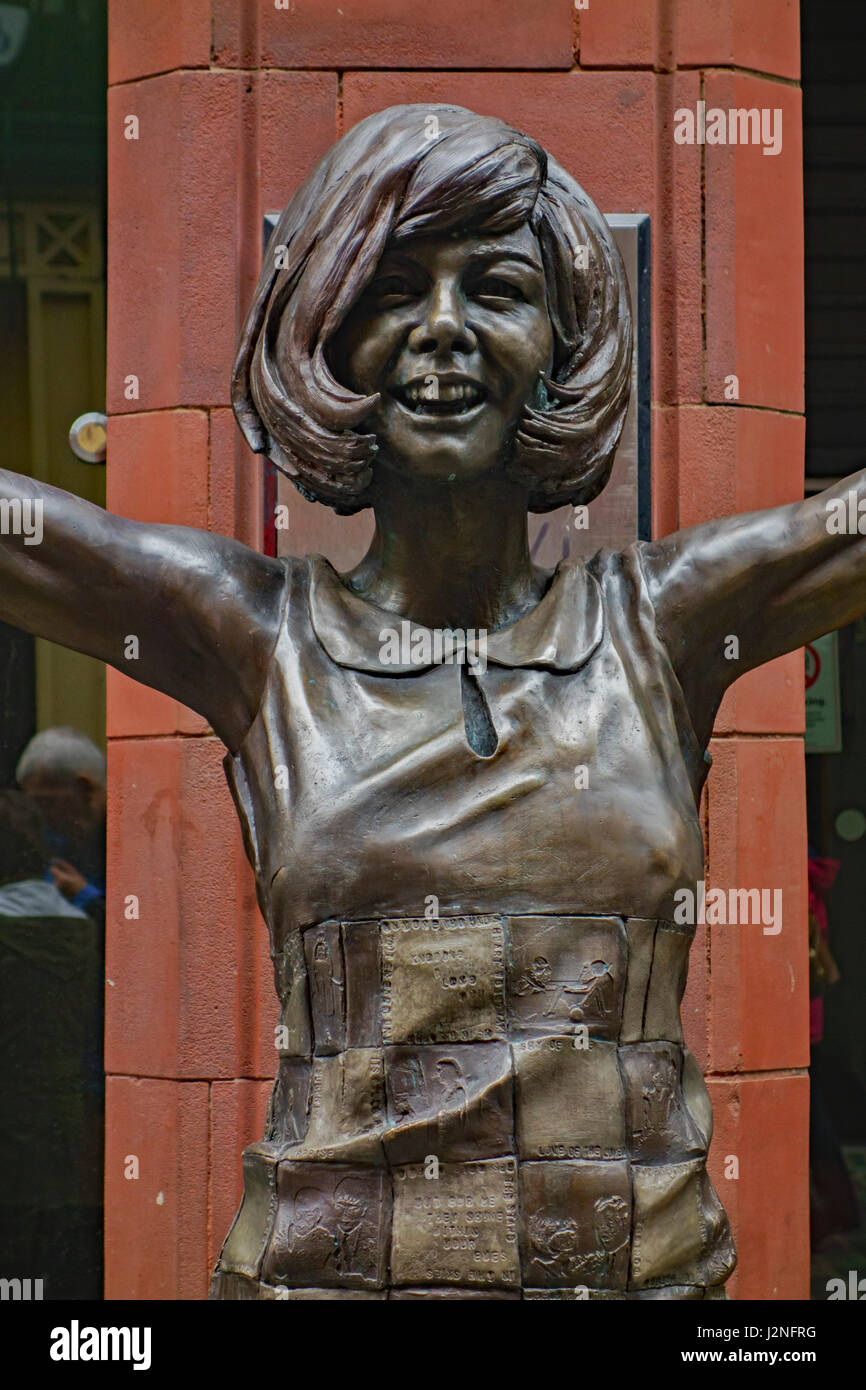Statue en bronze grandeur nature de la chanteuse Cilla Black en dehors de la Cavern Club, Mathew Street, Liverpool, Merseyside Banque D'Images