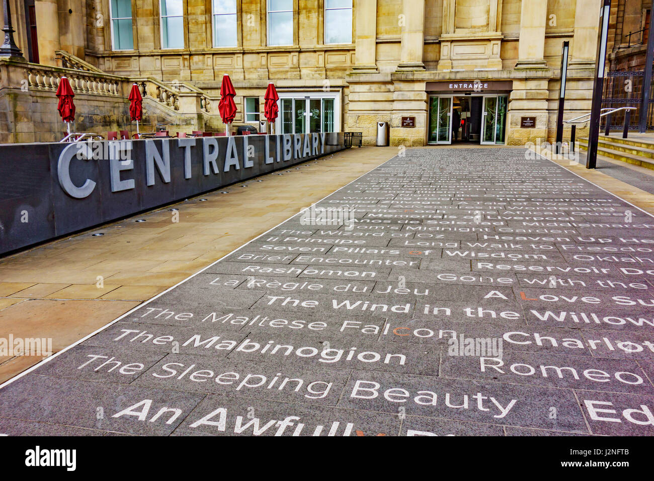 Entrée de la bibliothèque centrale de Liverpool, Liverpool, Merseyside, Angleterre. Banque D'Images