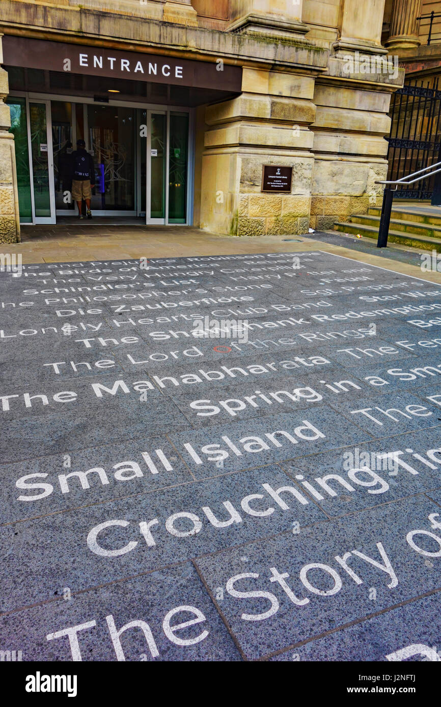Entrée de la bibliothèque centrale de Liverpool, Liverpool, Merseyside, Angleterre. Banque D'Images