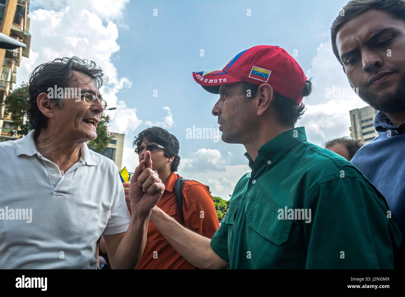 Henrique Capriles Radonski, gouverneur de l'Etat de Miranda, et politiquement récemment désactivé pendant 15 ans, parle d'un homme assassiné en hommage à la jeune élève. Les personnes participent à une marche en hommage à Juan Pablo -Pernalete étudiants tués la veille lorsqu'il a été touché par une grenade de gaz au cours d'une protestation contre le président Nicolas Maduro- à Caracas, le 27 avril 2017. Banque D'Images