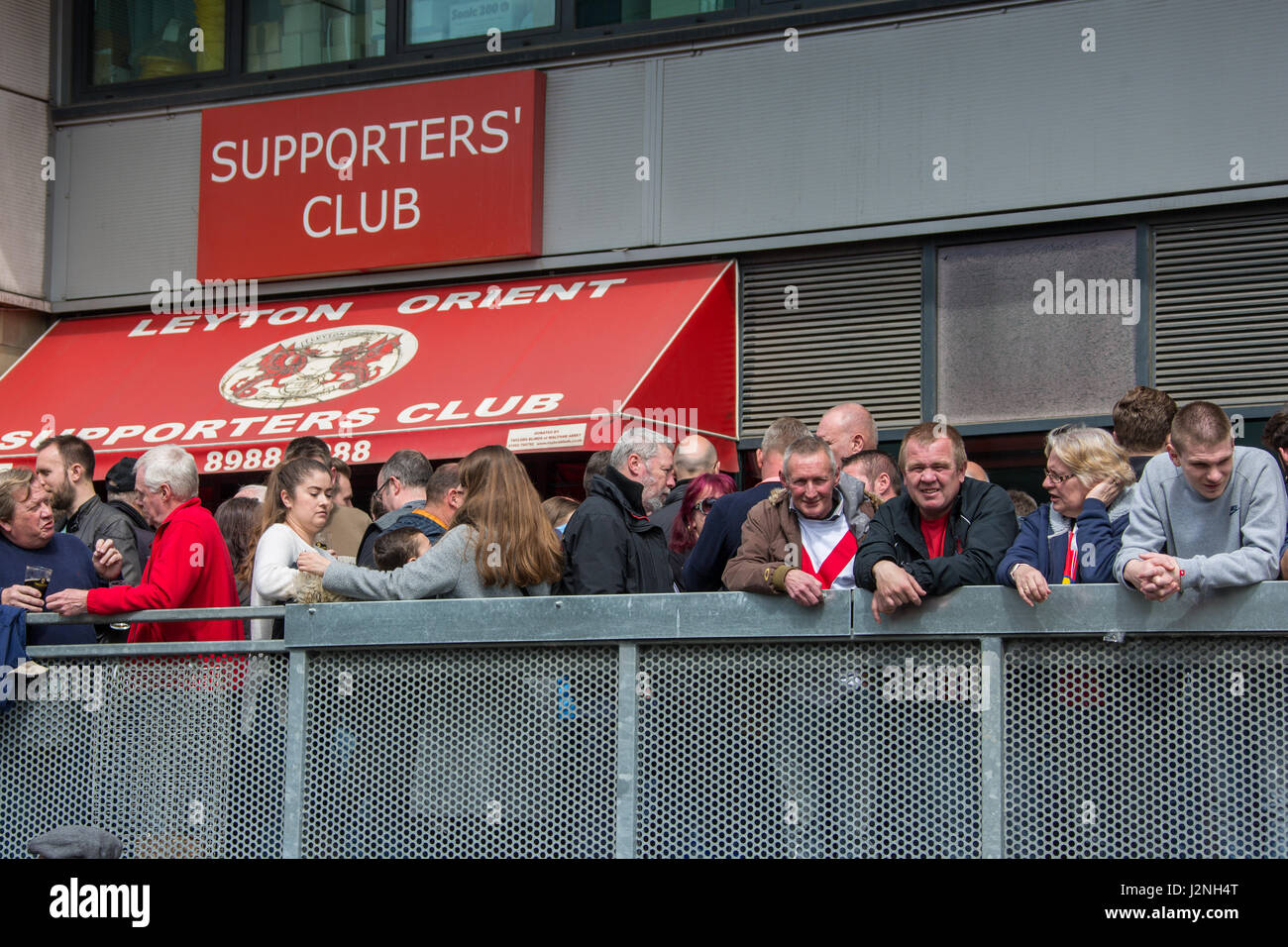 29 avril, 2017. Fans à l'extérieur du club à Orient. Le Leyton Orient Fans Trust ont organisé une manifestation au matchroom stadium exigeant que le propriétaire du club, Francesco Becchetti feuilles. Le club a été relagated hors de la ligue de football et les fans sont maintenant la lutte pour l'existence avec le personnel très clubs impayés pendant plusieurs mois. David Rowe/Alamy Live News Banque D'Images