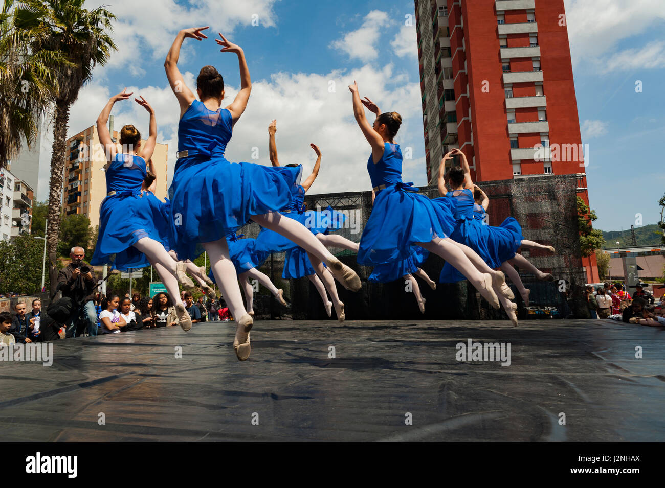 Barcelone, Catalogne. Apr 29, 2017. Espagne, Barcelone. 29 avril, 2017. Les groupes de jeunes effectuer une exposition de différentes danses au cours de la Journée internationale de la danse. Crédit : Charlie Perez/Alamy Live News Banque D'Images