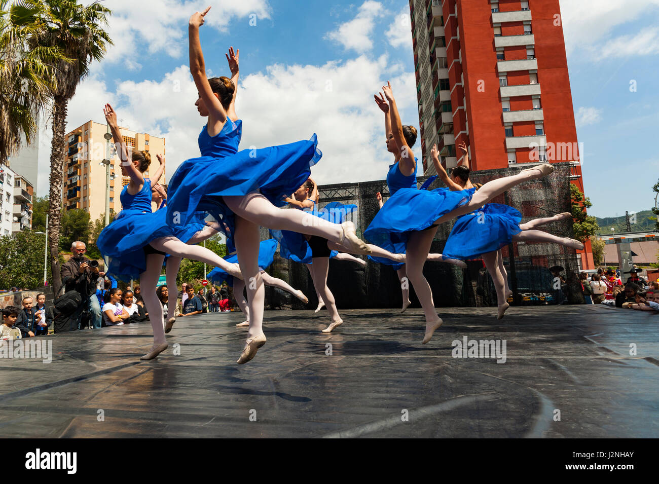 Barcelone, Catalogne. Apr 29, 2017. Espagne, Barcelone. 29 avril, 2017. Les groupes de jeunes effectuer une exposition de différentes danses au cours de la Journée internationale de la danse. Crédit : Charlie Perez/Alamy Live News Banque D'Images