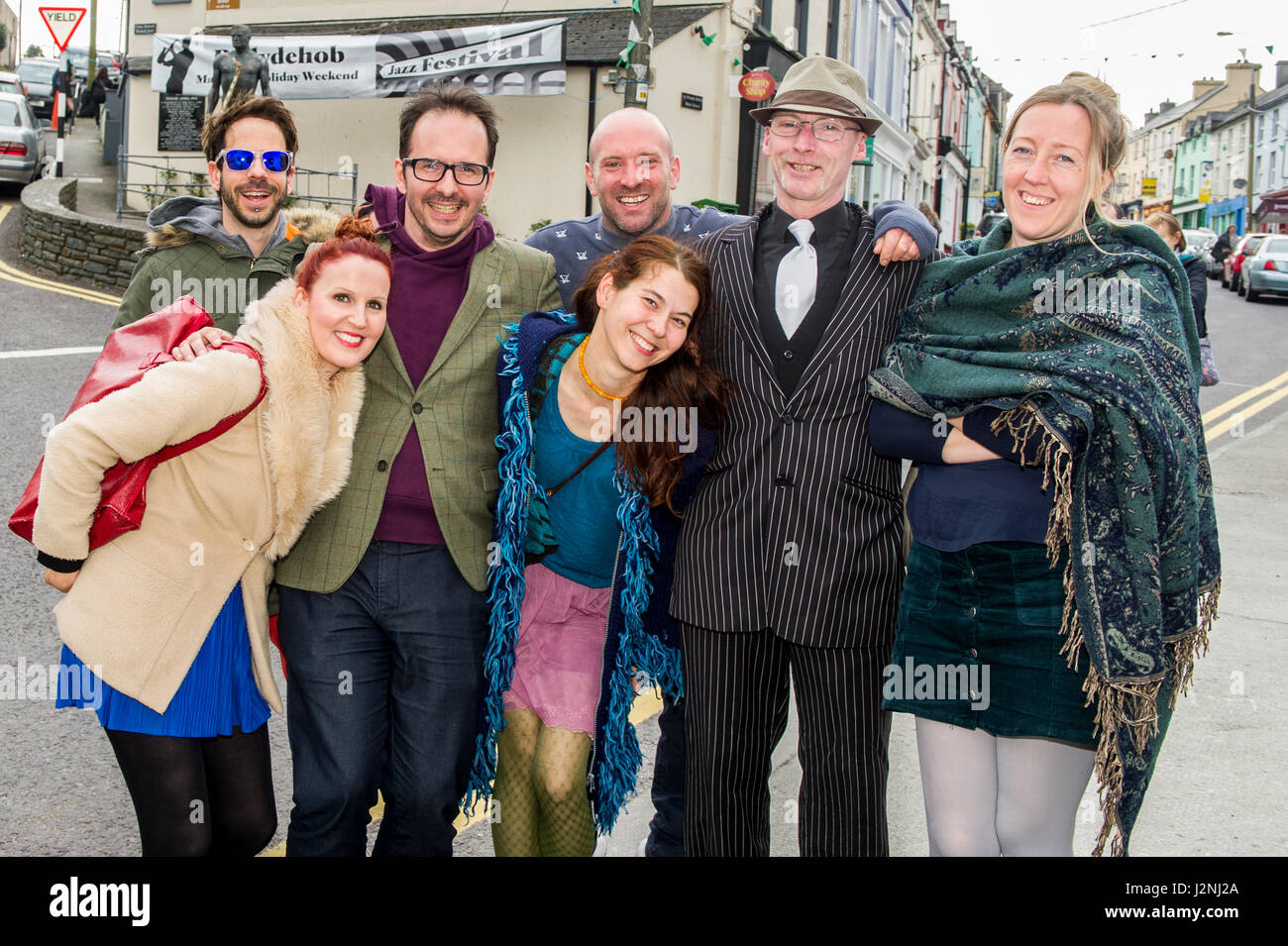 Ballydehob, West Cork, Irlande. 29 avril, 2017. Photo de l'Assemblée Ballydehob Jazz Festival sont : Maeve Power, Liège ; Nico Bernier, Liège ; Manuel Adhmor, Kinsale ; Mary Fleurs, Estonie ; Alex Crofts, Buttevant ; Pat Noonan, Liège et Anne Wall, Bantry. Le festival se déroule jusqu'à ce jour férié le lundi 1er mai. ©Andy Gibson/Alamy Live News. Banque D'Images