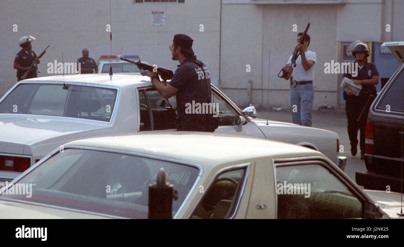 29 avril/4 mai 1992. Los Angeles CA. À partir de la couverture les émeutes de Los Angeles après l'acquittement des policiers non coupable en justice à coups de Rodney King. Au total, 55 personnes ont été tuées pendant les émeutes, plus de 2 000 personnes ont été blessées, et plus de 11 000 ont été arrêtés et 1 milliard de dollars en dommages matériels. Photos de Gene Blevins/LA DailyNews/ZumaPress. Credit : Gene Blevins/ZUMA/Alamy Fil Live News Banque D'Images