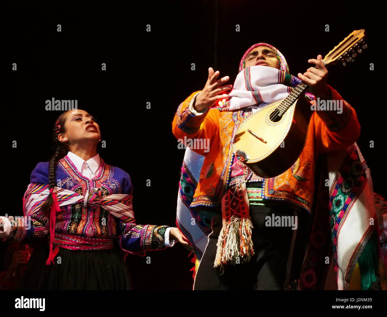 Lima, Pérou. Apr 29, 2017. La distribution de l'École de Folklore National Péruvien José María Arguedas, l'exécution de danses typiques des Andes pour la célébration de la Journée internationale de la danse. Plus de 100 artistes sur scène effectué diverses danses nationales et internationales sur la place principale de Lima, dans le 'Nous sommes un pays de Danse' show. Credit : Agence de presse Fotoholica/Alamy Live News Banque D'Images