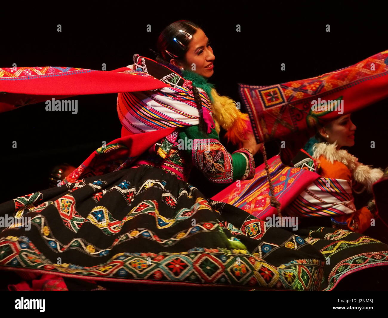 Lima, Pérou. Apr 29, 2017. La distribution de l'École de Folklore National Péruvien José María Arguedas, l'exécution de danses typiques des Andes pour la célébration de la Journée internationale de la danse. Plus de 100 artistes sur scène effectué diverses danses nationales et internationales sur la place principale de Lima, dans le 'Nous sommes un pays de Danse' show. Credit : Agence de presse Fotoholica/Alamy Live News Banque D'Images