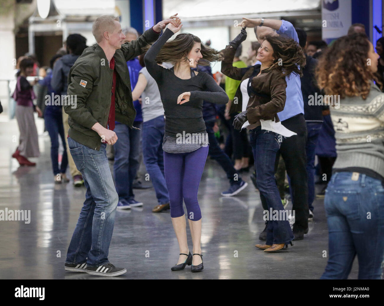 Vancouver. Apr 30, 2017. Les gens dansent pour célébrer la Journée internationale de la danse à Robson Square, Vancouver, Canada, avril, 29, 2017. Credit : Liang sen/Xinhua/Alamy Live News Banque D'Images