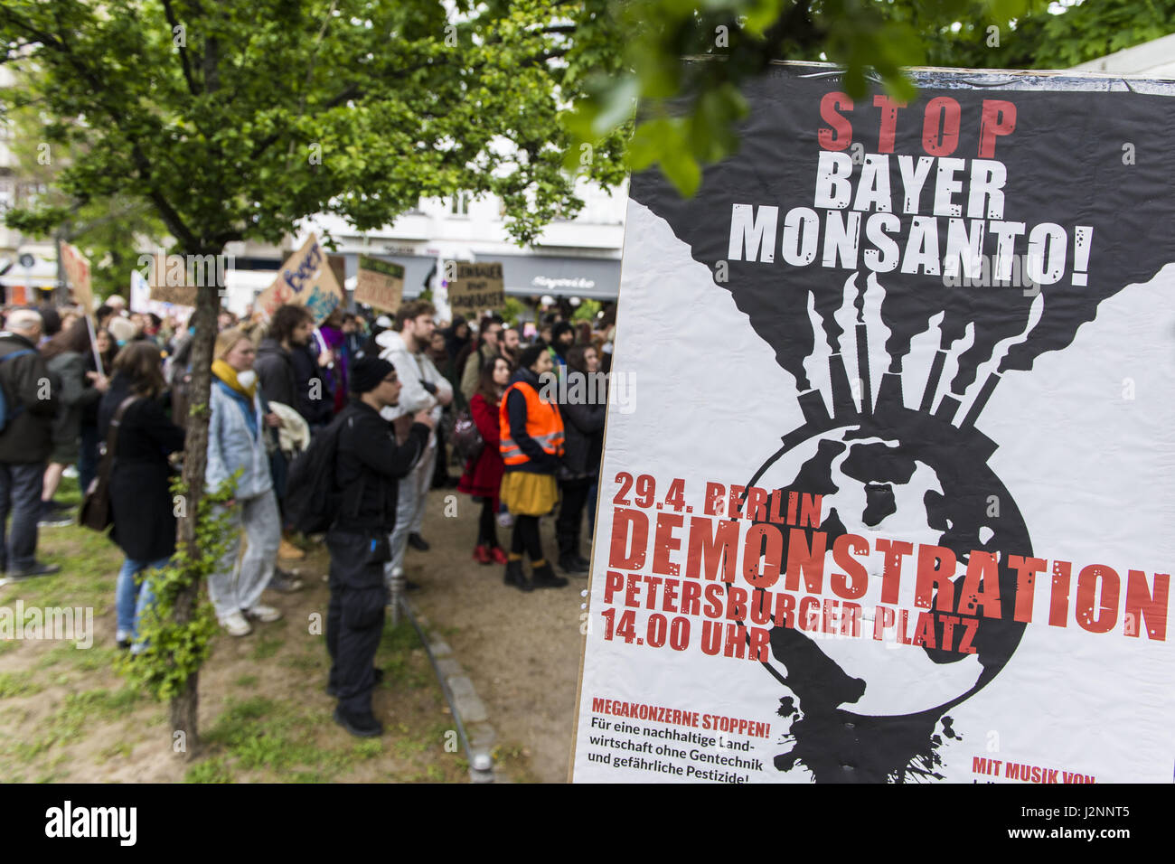 Berlin, Berlin, Allemagne. Apr 29, 2017. Quelques centaines de manifestants protestent contre la fusion entre les groupes Bayer et Monsanto, appelant à un "non" à "onopolization du marché des semences et à la puissance effrénée des sociétés'. Pendant la démonstration, fort de la musique techno est joué, les manifestants tenant des affiches avec les mots 'Stop Bayer Monsanto' et 'avec de la nourriture il n'est pas jouer" : Jan Scheunert/ZUMA/Alamy Fil Live News Banque D'Images