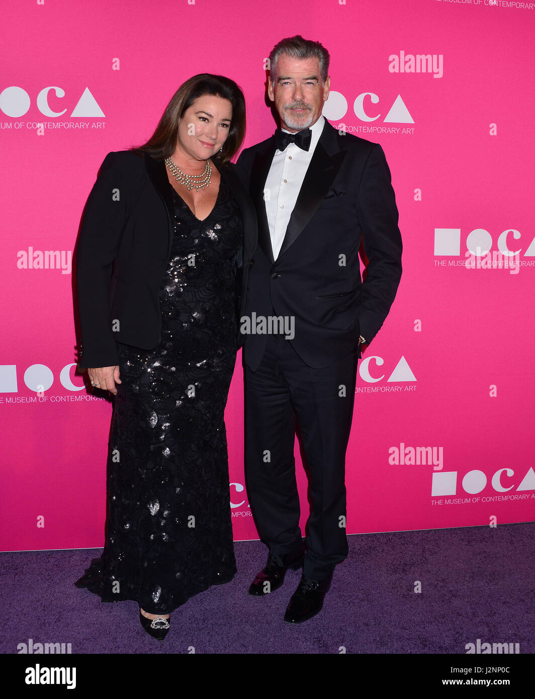 Los Angeles, Californie, USA. Apr 29, 2017. Keely Shaye Smith, Pierce Brosnan 47 arrivant à la MOCA 2017 Gala à ll'Geffen Contemporary à MOCA à Los Angeles. Le 29 avril 2017. Credit : Tsuni / USA/Alamy Live News Banque D'Images