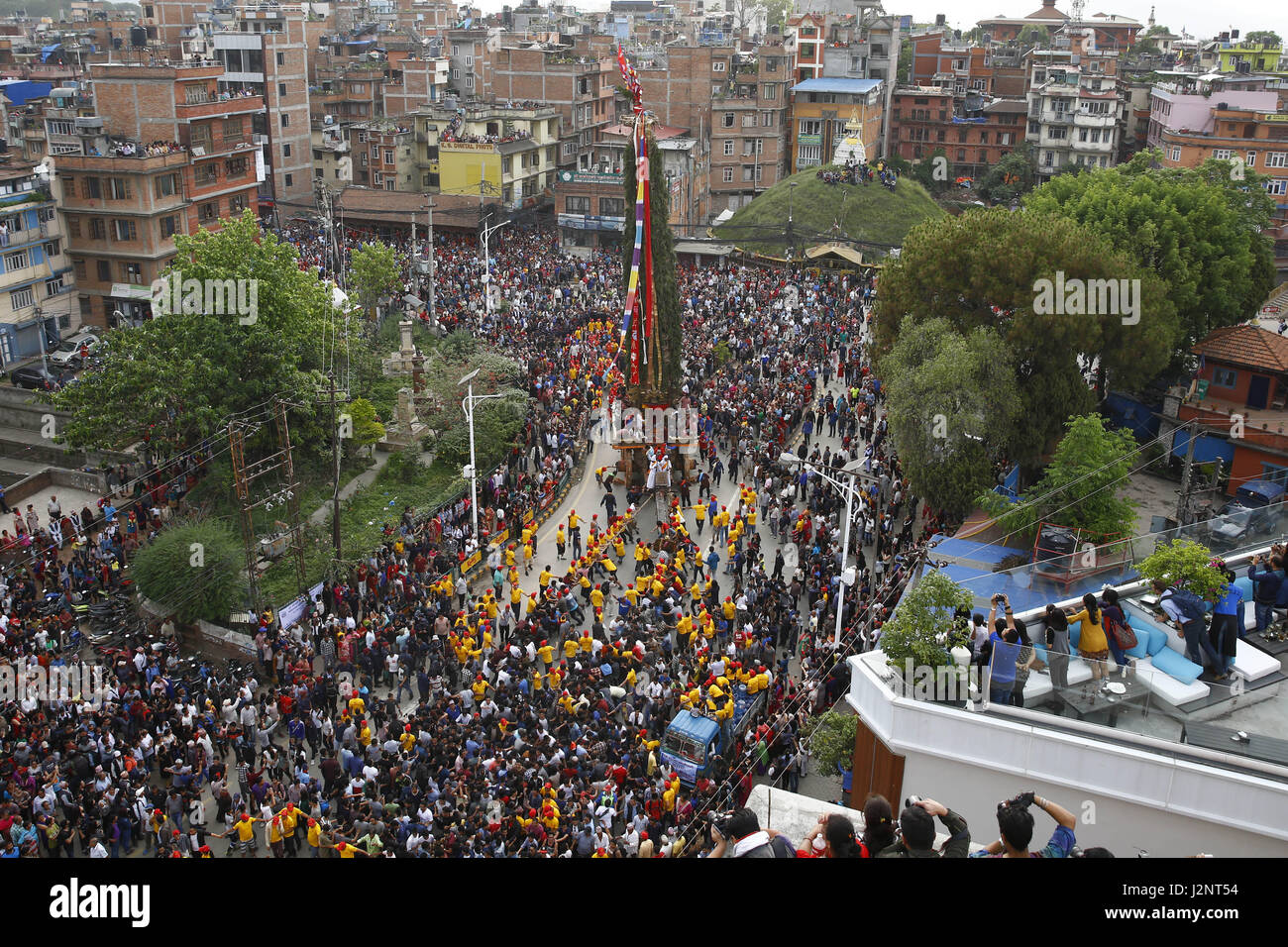 30 avril 2017 - Kathmandu, Népal - tirer le char fêtards népalais au cours de l'Rato Machindranath festival à Kathmandu, Népal le dimanche 30 avril, 2017. (Crédit Image : © Gautam Skanda via Zuma sur le fil) Banque D'Images