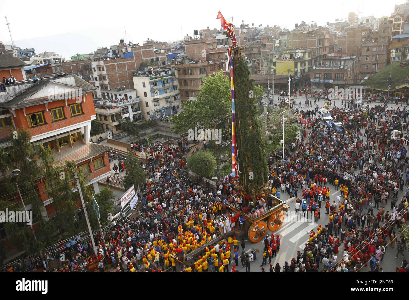 30 avril 2017 - Kathmandu, Népal - tirer le char fêtards népalais au cours de l'Rato Machindranath festival à Kathmandu, Népal le dimanche 30 avril, 2017. (Crédit Image : © Gautam Skanda via Zuma sur le fil) Banque D'Images