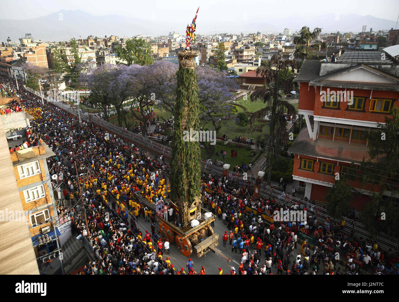 30 avril 2017 - Kathmandu, Népal - tirer le char fêtards népalais au cours de l'Rato Machindranath festival à Kathmandu, Népal le dimanche 30 avril, 2017. (Crédit Image : © Gautam Skanda via Zuma sur le fil) Banque D'Images