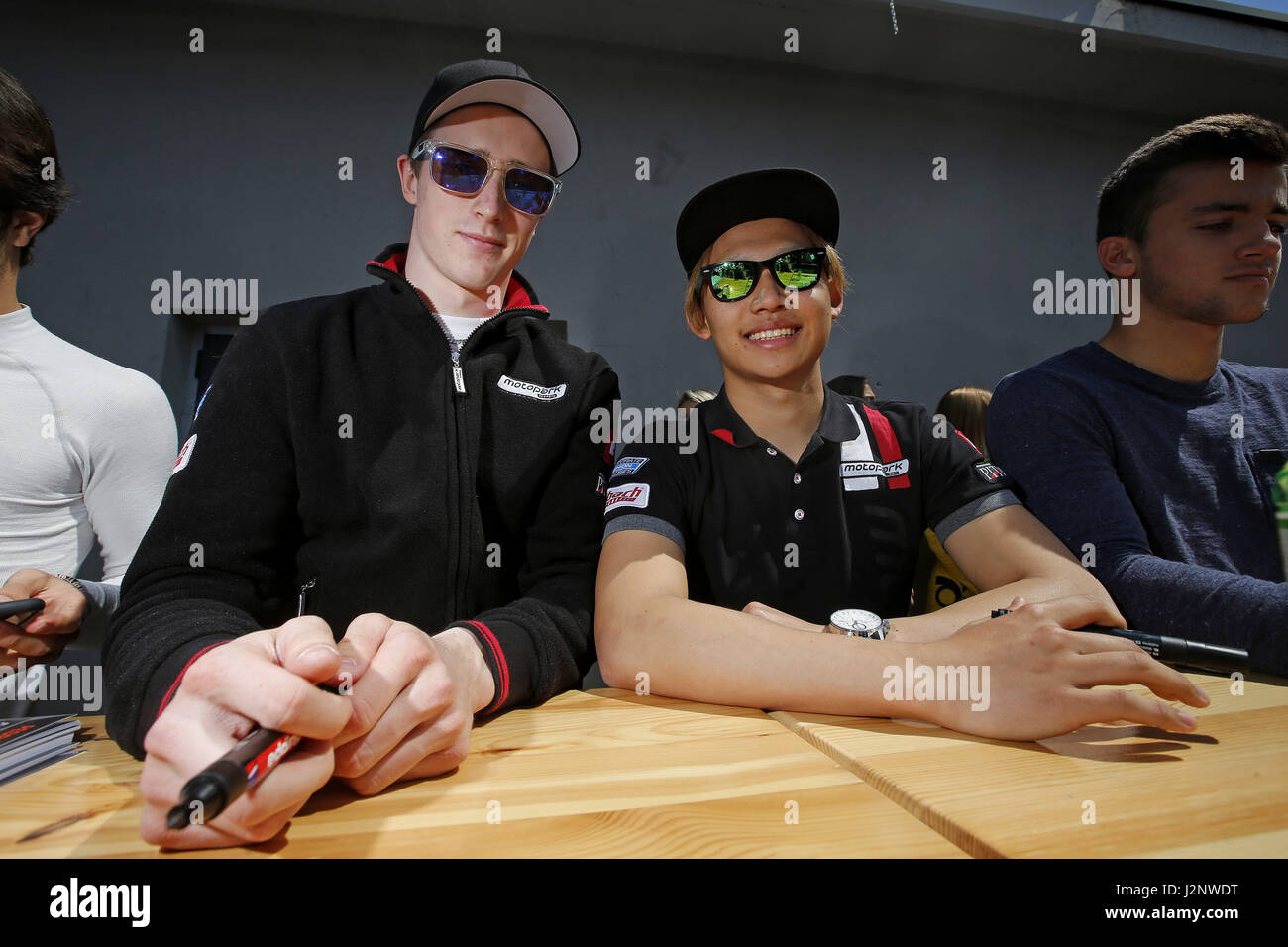 Monza, Italie. Apr 29, 2017. Séance d'autographes, 1 Joel Eriksson (SWE, Motopark, Dallara F317 - Volkswagen), Marino 33 Sato (JPN, Motopark, Dallara F317 - Volkswagen), FIA Formula 3 European Championship, ronde 2, Monza (ITA), 28. - 30. Avril 2017 | Conditions de crédit dans le monde entier : dpa/Alamy Live News Banque D'Images