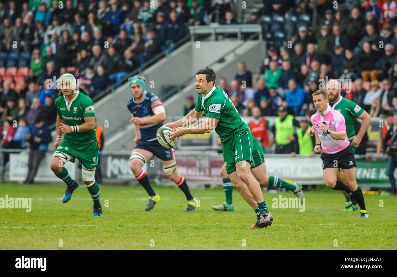 Doncaster, Royaume-Uni. Apr 30, 2017. London Irish's fly moitié James Marshall (10). Doncaster Knights v London Irish dans le Livre vert de l'IPA King Play Off 1ère manche du Championnat au parc du château, le 30/04/2017 KO 2:45pm. Crédit : Stephen Buckley/Alamy Live News Banque D'Images