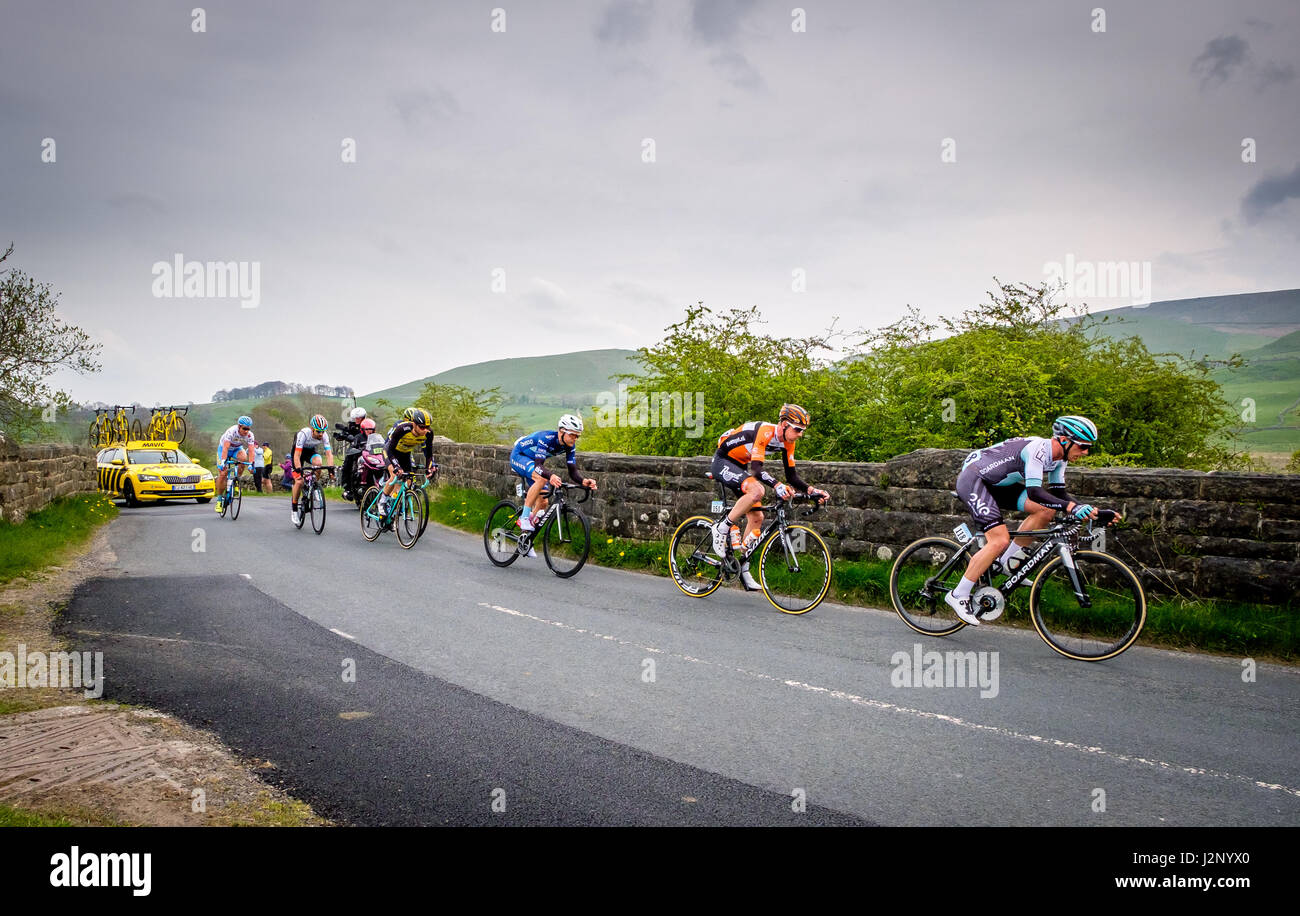 Linton, Yorkshire, UK. 30 avril 2017. Tour de Yorkshire l'étape 3. Le premier groupe sur Lauradale Lane près de Grassington dans le Parc National des Yorkshire Dales. ©Ian Wray. Alamy Live News Banque D'Images