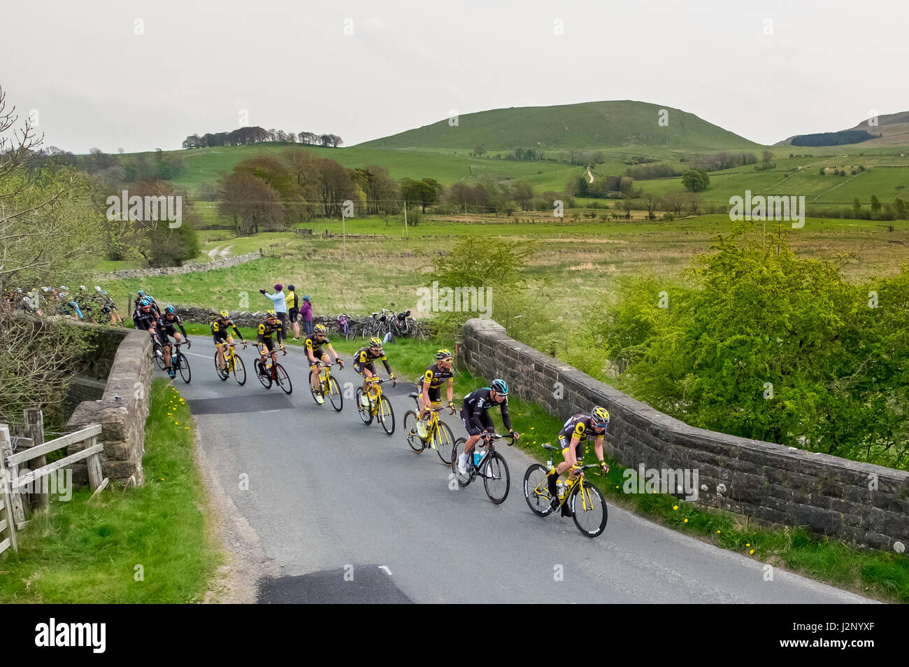 Linton, Yorkshire, UK. 30 avril 2017. Tour de Yorkshire l'étape 3. Les membres du peloton sur Lauradale Lane près de Grassington dans le Parc National des Yorkshire Dales. ©Ian Wray. Alamy Live News Banque D'Images