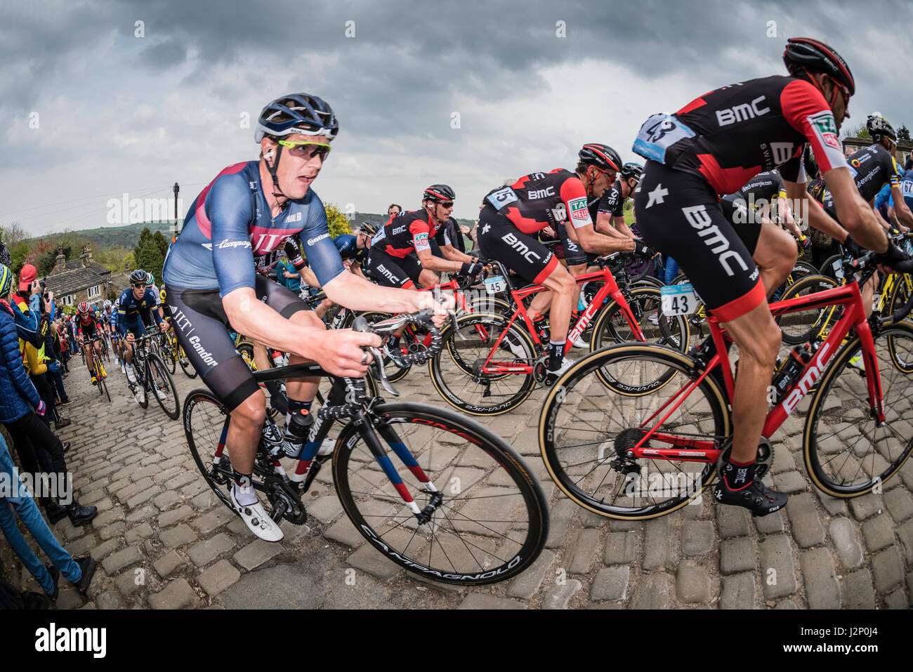 Shibden Wall, Halifax, Royaume-Uni. Apr 30, 2017. Tour de Yorkshire race cycle sur Halifax, Halifax, UK Wall Crédit : STEPHEN FLEMING/Alamy Live News Banque D'Images Shibden Wall, Halifax, Royaume-Uni. Apr 30, 2017. Tour de Yorkshire race cycle sur Halifax, Halifax, UK Wall Crédit : STEPHEN FLEMING/Alamy Live News Banque D'Images